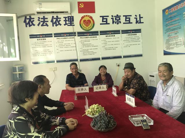 党徽闪闪布衣法官情暖众乡亲 记群众深爱的金牌调解员王斌乾(图1)