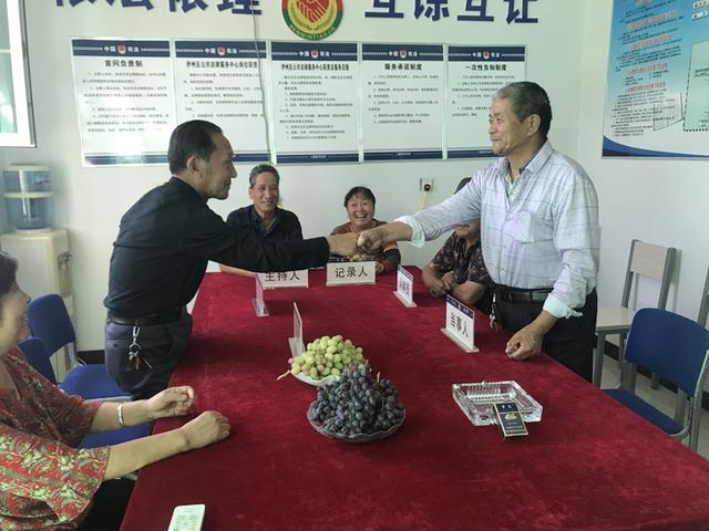 党徽闪闪布衣法官情暖众乡亲 记群众深爱的金牌调解员王斌乾(图2)