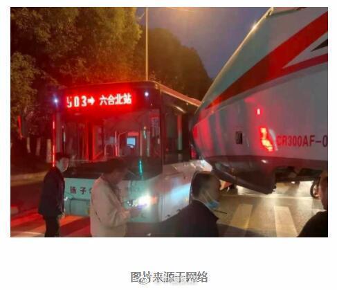 复兴号撞公交？官方回应：运复兴号的汽车撞上公交车