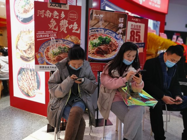 京城人人馋饸饹面老乡免费吃，冬至的一碗羊汤一碗面暖胃更暖心