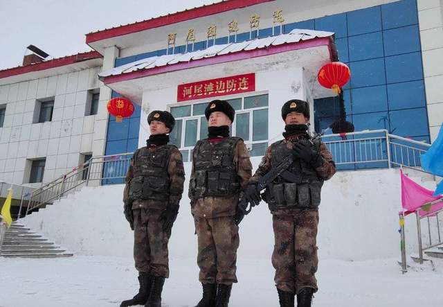 中国哨兵站岗，为啥两人只配一把枪？不是枪不够而是教训不能忘(图3)
