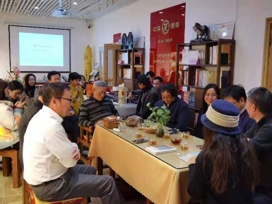 美女导演喻一推出处女作《恨水不成冰》(图2) 美女导演喻一推出处女作《恨水不成冰》(图2)