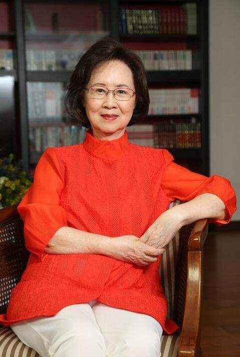 琼瑶接受于正道歉后心情很好，寄语于正：希望他知错能改(图5)