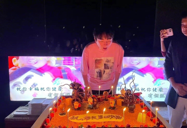 王思聪33岁生日阵仗大！私人飞机接送游艇出海，数名美女全程陪(图3)