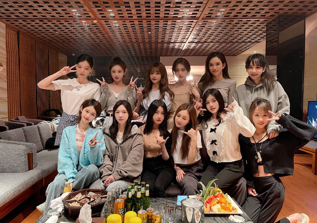 王思聪33岁生日阵仗大！私人飞机接送游艇出海，数名美女全程陪(图8)