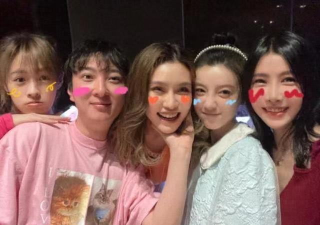 王思聪33岁生日阵仗大！私人飞机接送游艇出海，数名美女全程陪(图6)