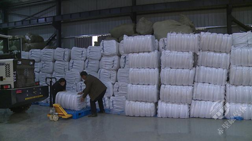 赤壁市应急管理局发放御寒物资暖民心(图2)