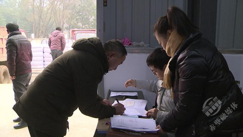 赤壁市应急管理局发放御寒物资暖民心(图3)