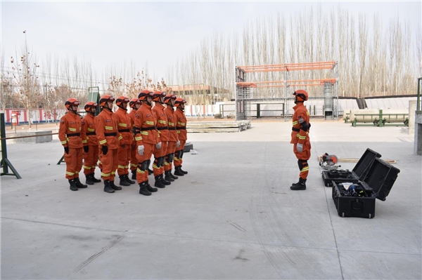 新疆森林消防：加强装备操作训练发挥装备最大效能(图1)