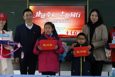 手拉手情系“小候鸟”，志愿者对乡村留守儿童开展助学帮扶