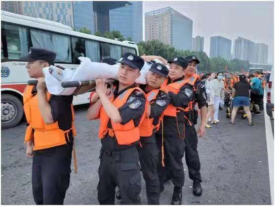 抗洪一线，这两名郑州特警往返几十次救出30余名被困者(图5)