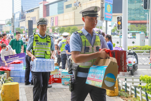 夏日送清凉！广西体彩微光联合行动致敬城市守护者(图4)