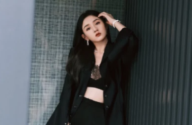 宋祖儿演绎酷飒女主风，诠释初秋过度季寒潮风尚