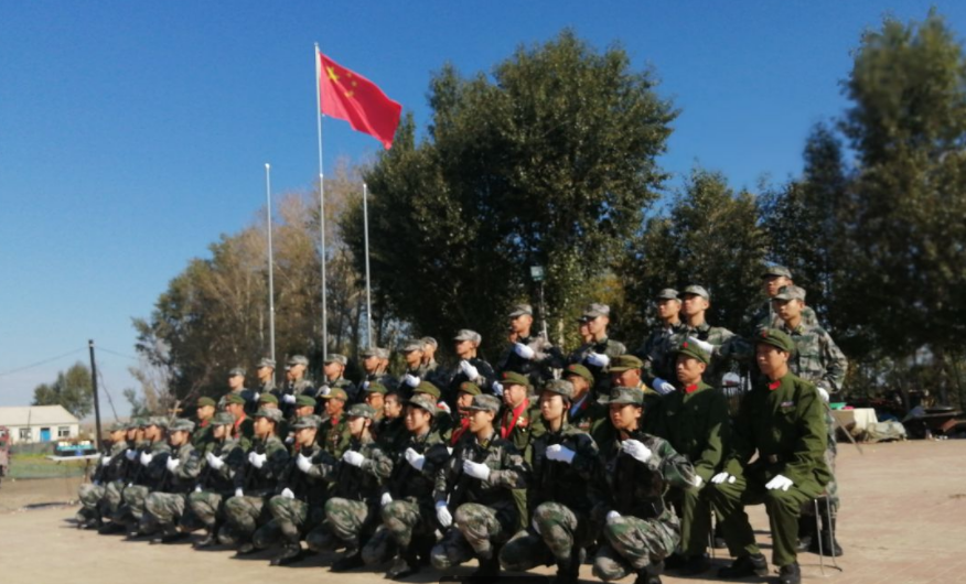 老兵学生志愿者共聚中国凤英老兵大院一起升国旗 共祝祖国好